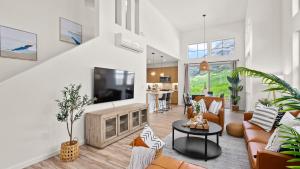 Μια τηλεόραση ή/και κέντρο ψυχαγωγίας στο Mauna View by AvantStay 10min to Beach Backyard