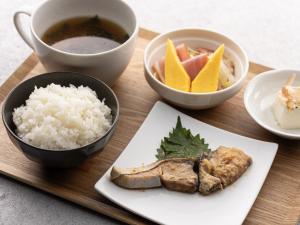 HOTEL felice Osaka Itami Airport - Vacation STAY 54171v في تويوناكا: طبق من الطعام مع الرز وكوب من القهوة