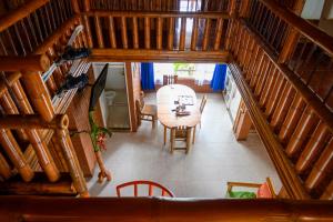an overhead view of a dining room with a table and chairs at Hotel Quinto in Circasia