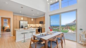 Η κουζίνα ή μικρή κουζίνα στο Ocean Views Modern New Build Yard 10min to Beach Ocean Escape by AvantStay