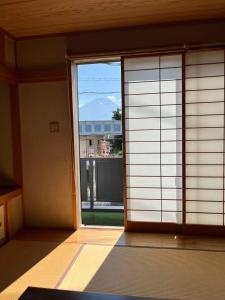 Habitación con una puerta corredera de cristal con vistas en 富士の屋河口湖, en Fujikawaguchiko
