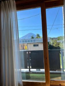 una ventana con vista a un edificio en 富士の屋河口湖, en Fujikawaguchiko