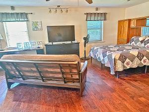 une chambre avec un lit et une télévision à écran plat dans l'établissement Fort Worth Executive Vacation Studio Nearby Fifa Events Pets by Vacation Your Way, à Fort Worth