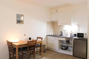 Køkken eller tekøkken på Bright studio in Pantin perfect for couples