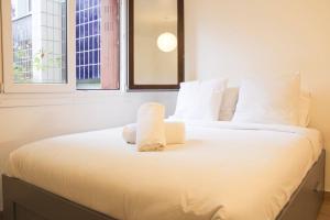 En eller flere senge i et værelse på Bright studio in Pantin perfect for couples