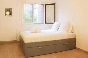 En eller flere senge i et værelse på Bright studio in Pantin perfect for couples