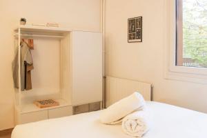 En eller flere senge i et værelse på Bright studio in Pantin perfect for couples + 5 billeder