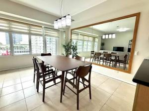 een eetkamer met een tafel en stoelen bij Sweethome in Manilla