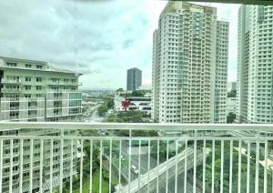 een uitzicht op een stad met hoge gebouwen bij Sweethome in Manilla