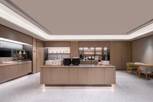 een restaurant met aasteryasteryasteryasteryasteryasteryasteryasteryasteryasteryasteryasteryasteryasteryasteryasteryasteryasteryastery bij JI Hotel Chengdu Qingbaijiang Phoenix Lake in Chengdu