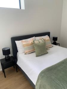 Ένα ή περισσότερα κρεβάτια σε δωμάτιο στο Charming 1-bed Coastal Escape at Links Lady Bay +15 φωτογραφίες