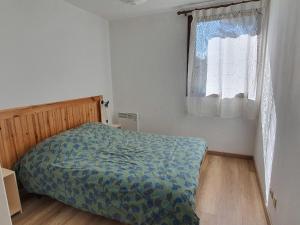 a small bedroom with a bed and a window at Appartement 6 pers, accès pistes, navette gratuite - FR-1-358-137 in Le Bez