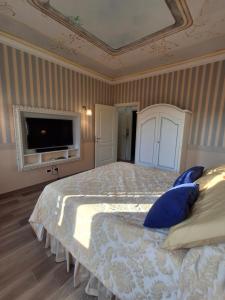 een slaapkamer met een groot bed met blauwe kussens bij E R Suite in Cremona
