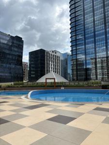 een zwembad in een stad met hoge gebouwen bij Sweethome in Manilla