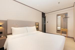 Postel nebo postele na pokoji v ubytování Hanting Hotel Chengdu High-Tech New Exhibition Center