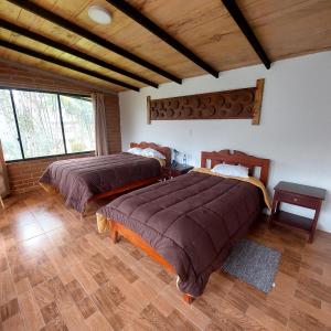 Ένα ή περισσότερα κρεβάτια σε δωμάτιο στο Mindo Loma Bird Lodge