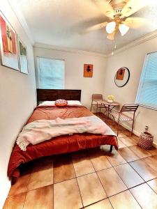 a bedroom with a bed and a ceiling fan at Cozy Little Bungalow in Fort Lauderdale