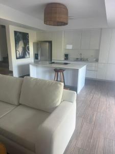 Η κουζίνα ή μικρή κουζίνα στο Villas LM Monterrico H8 con salida a piscina