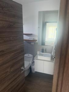 Ένα μπάνιο στο Villas LM Monterrico H8 con salida a piscina