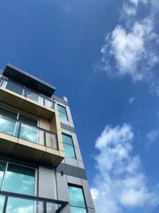ein hohes Gebäude mit dem Himmel im Hintergrund in der Unterkunft Aqua Luna Dhangethi in Dhangethi