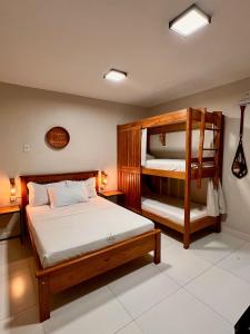 Un dormitorio con dos literas en una habitación. en Na Casa Hostel, en Manaus