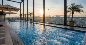 ハノイにあるMAY DE VILLE Lakeside Hotelの建物の屋上にあるプール