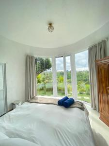 Ένα ή περισσότερα κρεβάτια σε δωμάτιο στο DeSila House and Pool Bangli Near Tukad Cepung Waterfall