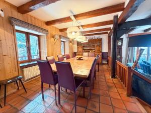 Un comedor con mesa y sillas de madera. en Chalet Pegulu, en Puy-Saint-Vincent