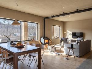 中卫大乐之野（中卫黄河宿集店）的一间带桌椅的餐厅和客厅