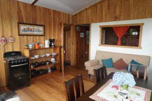 Campo Azul #3 - Monteverde في مونتيفيردي كوستاريكا: مطبخ وغرفة معيشة مع طاولة وموقد +39 صورة