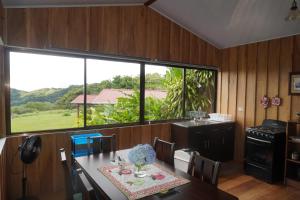 Campo Azul #3 - Monteverde في مونتيفيردي كوستاريكا: مطبخ مع طاولة و نافذة كبيرة