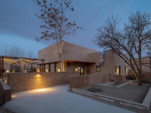 中卫大乐之野（中卫黄河宿集店）的现代房子,晚上有庭院