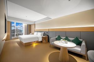 En eller flere senge i et værelse på JI Hotel Chongqing Nanbin Road Crown International River View + 31 billeder