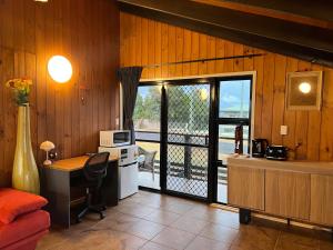 Una cocina con un escritorio y una computadora en una habitación. en The lookout B&B, 