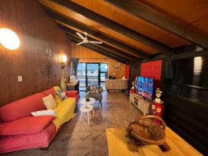 Una sala de estar con un sofá y un televisor. en The lookout B&B, 