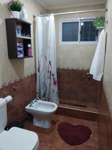 ein Badezimmer mit Toilette und Dusche in der Unterkunft Refugio entre el Lago y el Mar in Mar de Cobo