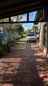 ein Auto, das in der Einfahrt eines Hauses geparkt ist in der Unterkunft Refugio entre el Lago y el Mar in Mar de Cobo