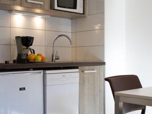 Η κουζίνα ή μικρή κουζίνα στο Studio tout confort au pied des pistes avec Wi-Fi gratuit - FR-1-358-230