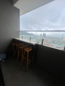 a bar with stools and a view of the city at FLC Sea Tower QUY NHƠN-Codotel View Biển Quy Nhơn-Hồ Bơi-TT Thành Phố in Quy Nhon