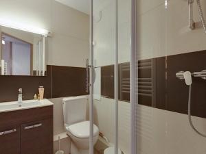 Ένα μπάνιο στο Studio rénové proche pistes avec balcon et WIFI, animaux acceptés - FR-1-358-235