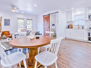 O bucătărie sau chicinetă la Little Elm 52 Miles to Fifa Stadium Modern Cottage Fire Pit Pet Ok by Vacation Your Way