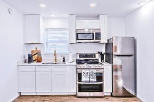 O bucătărie sau chicinetă la Little Elm 52 Miles to Fifa Stadium Modern Cottage Fire Pit Pet Ok by Vacation Your Way