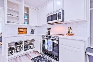 O bucătărie sau chicinetă la Little Elm 52 Miles to Fifa Stadium Modern Cottage Fire Pit Pet Ok by Vacation Your Way