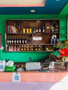 BirtamodにあるUmananda Hotel and Lodgeのカウンターのある部屋のカウンター sidx sidx sidx