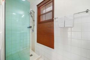 Ένα μπάνιο στο Cozy One Bedroom Air conditioned Apartment