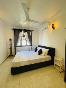 Ένα ή περισσότερα κρεβάτια σε δωμάτιο στο Amity Villa