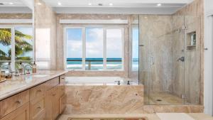 Ένα μπάνιο στο Beachfront Retreat w Ocean Views Bikes Balconies Ocean Haven by Avantstay +41 φωτογραφίες