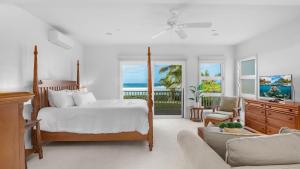 Ένα ή περισσότερα κρεβάτια σε δωμάτιο στο Beachfront Retreat w Ocean Views Bikes Balconies Ocean Haven by Avantstay