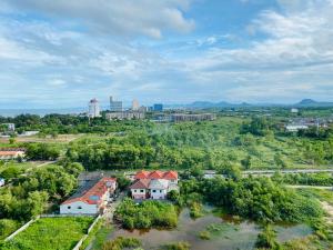 een luchtzicht op een stad met een rivier en gebouwen bij LPN Seaview Cha-am in Ban Phu Wai