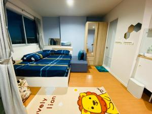 een slaapkamer met een bed waarop een bordje van Ainnie de Winnie de Pooh staat bij LPN Seaview Cha-am in Ban Phu Wai